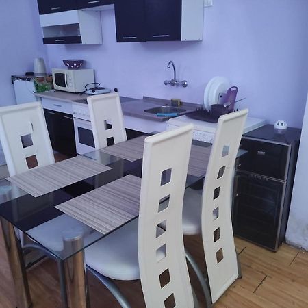 Малък Апартамент В Центъра На Гр.Бургас Екстериор снимка